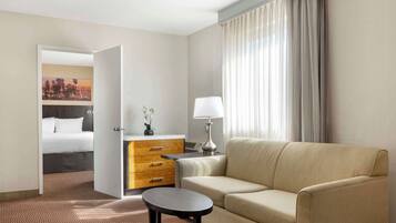 Suite, 1 cama Queen size, para no fumadores, refrigerador y microondas (with Sofabed) | Camas con pillow-top, caja de seguridad en la habitación y escritorio