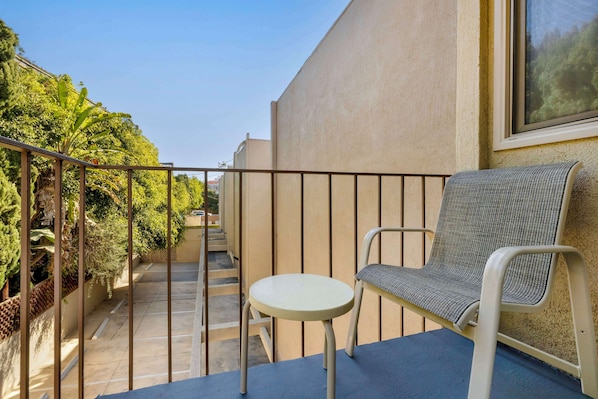 Suite, 1 Queen Bed, Non Smoking, Jetted Tub (with Sofabed) | Pillowtop beds, in-room safe, desk, laptop workspace