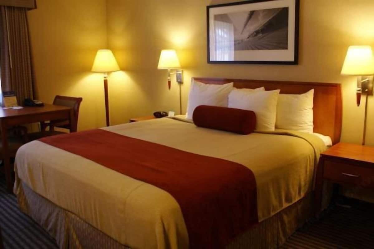 1 bedroom, pillow-top beds, in-room safe, desk