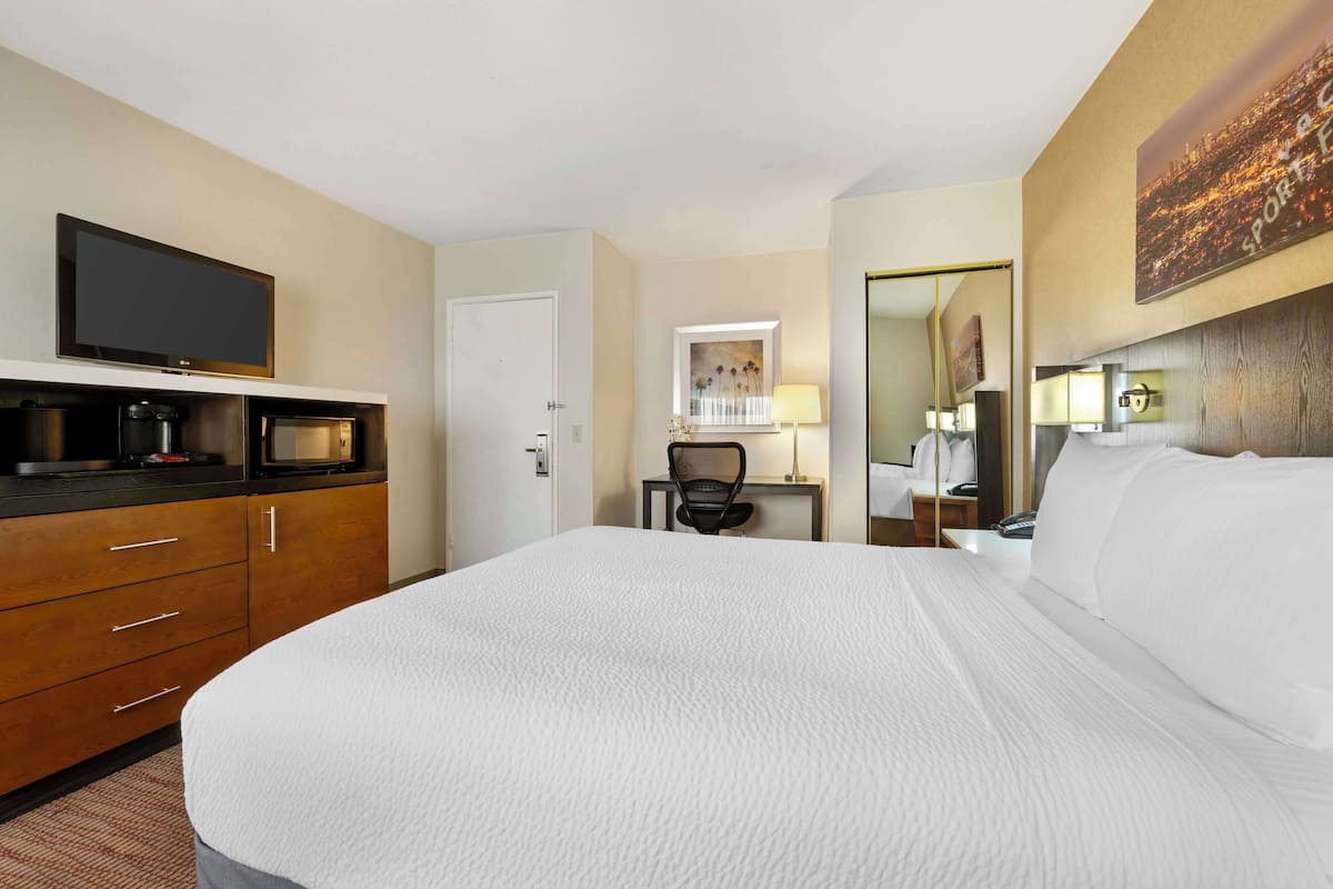 1 bedroom, pillow-top beds, in-room safe, desk
