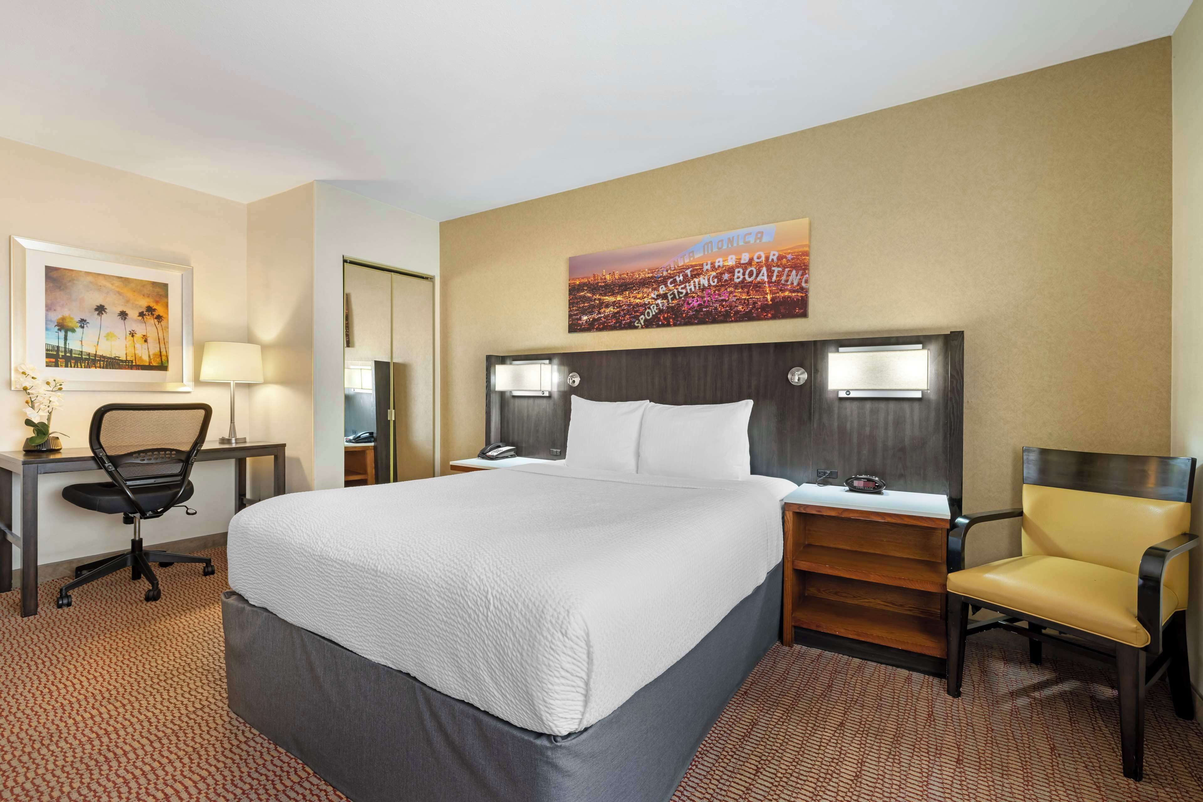 Pillowtop-bedden, een kluis op de kamer, een bureau, een laptopwerkplek