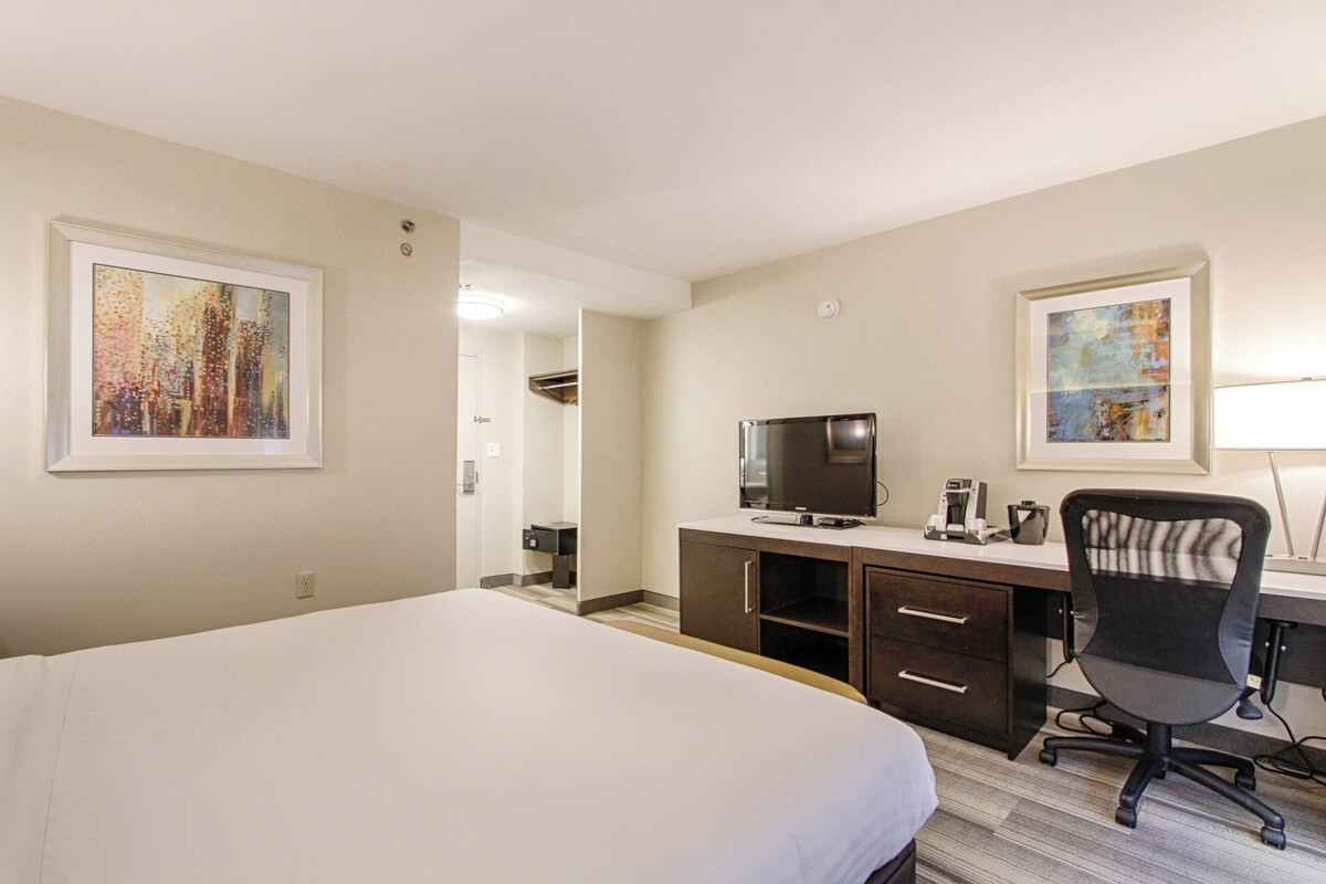 Pillowtop beds, in-room safe, desk, blackout drapes