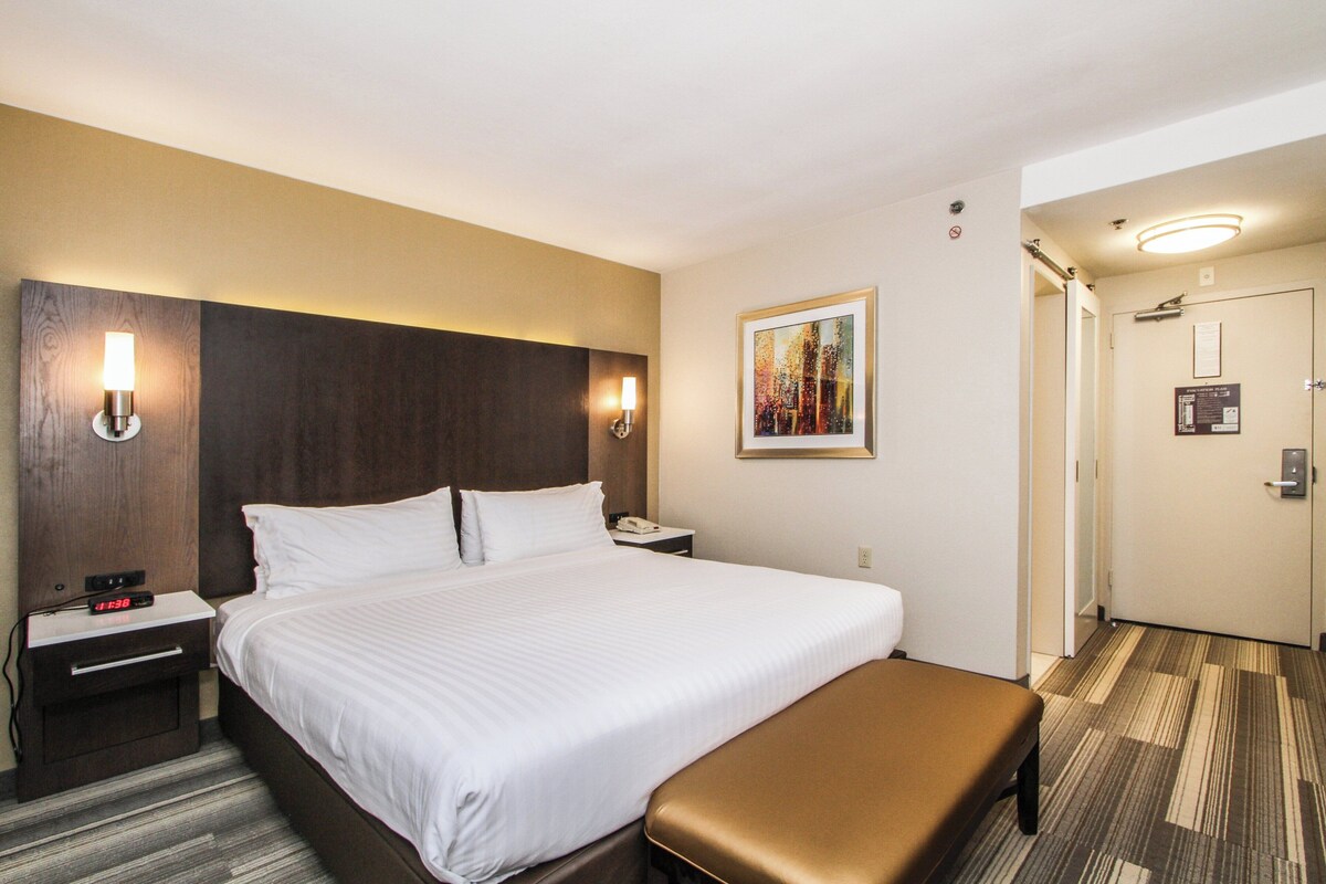 Pillowtop beds, in-room safe, desk, blackout drapes