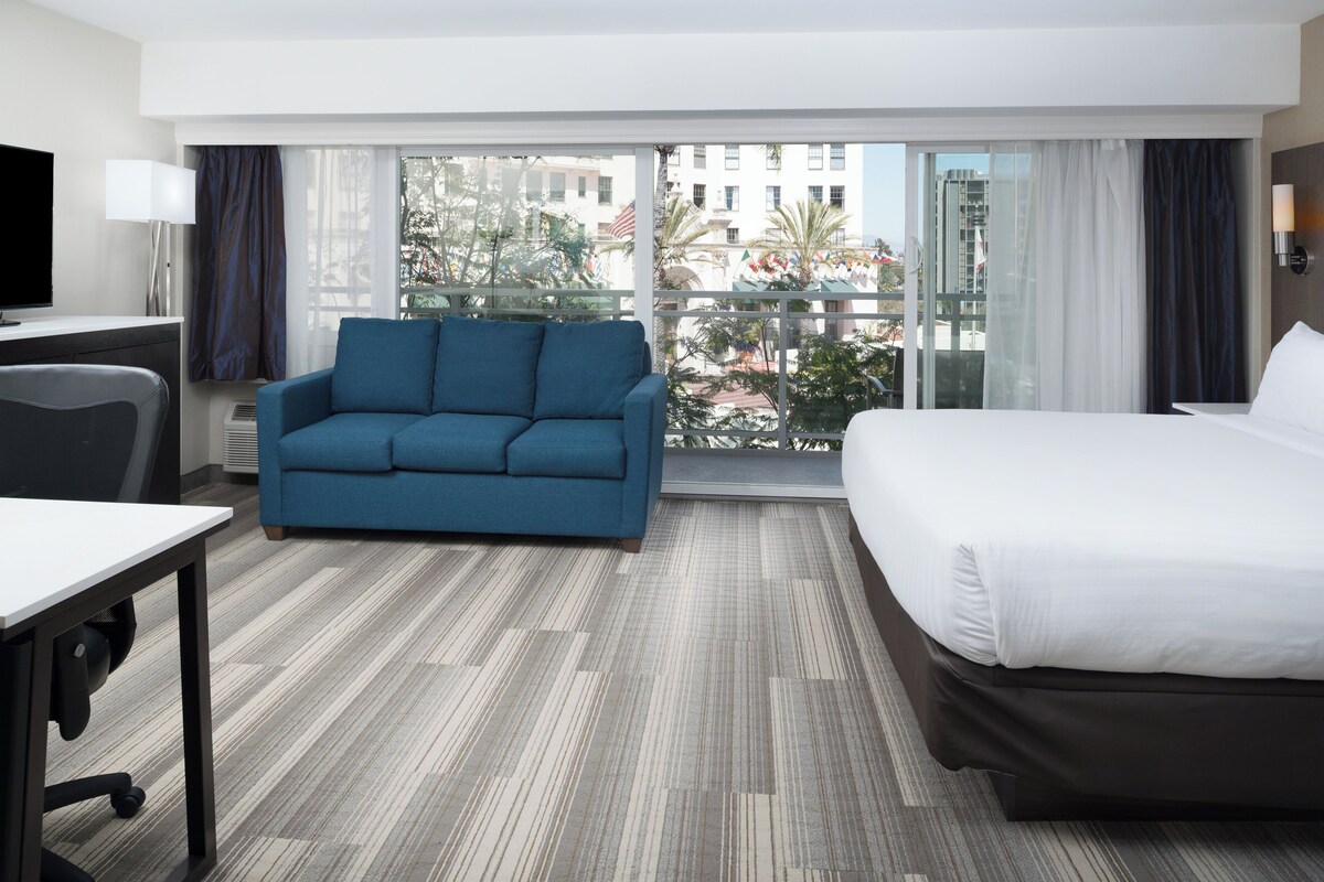 Suite, 1 King Bed | Pillowtop beds, in-room safe, desk, blackout drapes
