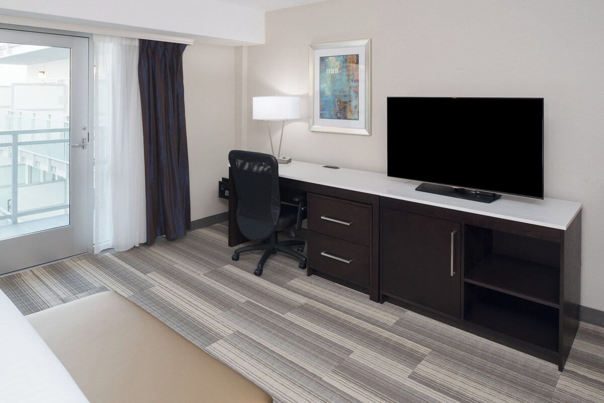 Standard Room, 1 King Bed, Accessible (Comm, Transfer Shower) | Pillowtop beds, in-room safe, desk, blackout drapes
