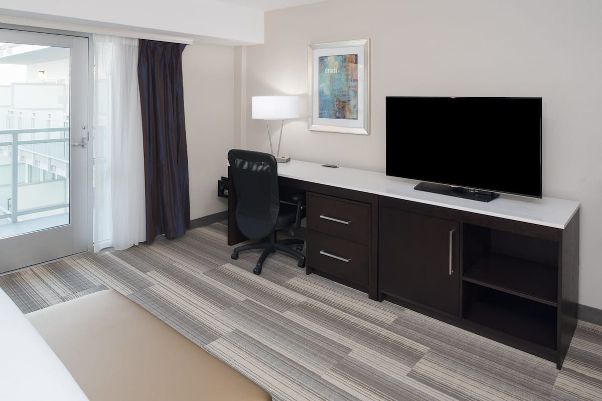 Pillowtop beds, in-room safe, desk, blackout drapes