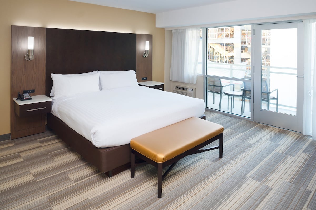 Pillowtop beds, in-room safe, desk, blackout drapes