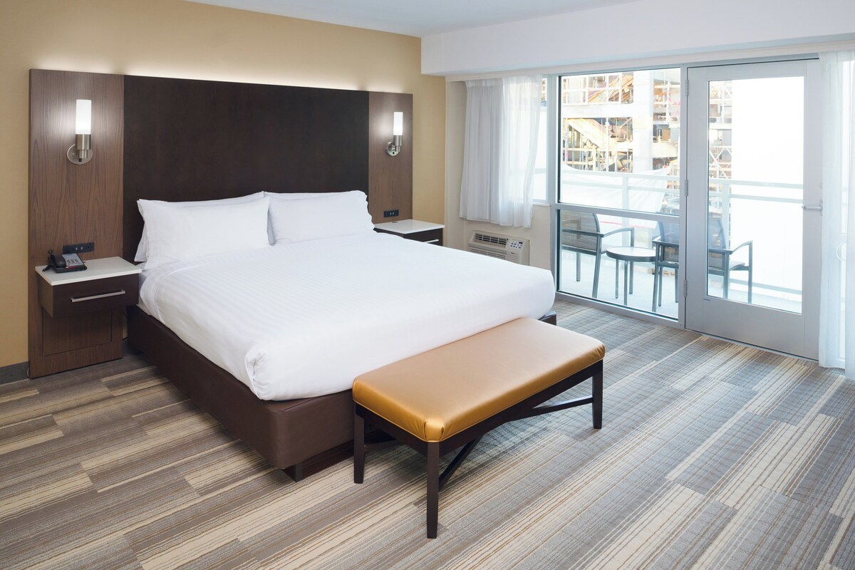 Pillowtop beds, in-room safe, desk, blackout drapes