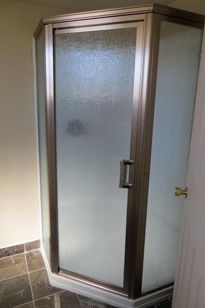 Shower, hydromassage showerhead, free toiletries, hair dryer - American Inn (Stockton)