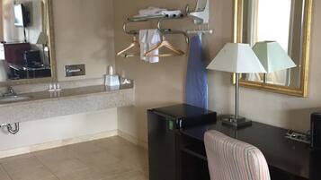 Een 30-inch televisie met kabelzenders en een open haard