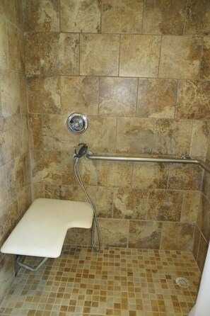 Shower, hydromassage showerhead, free toiletries, hair dryer - American Inn (Stockton)