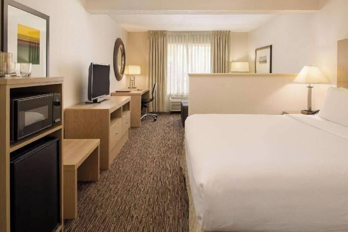 Premium bedding, down comforters, desk, laptop workspace