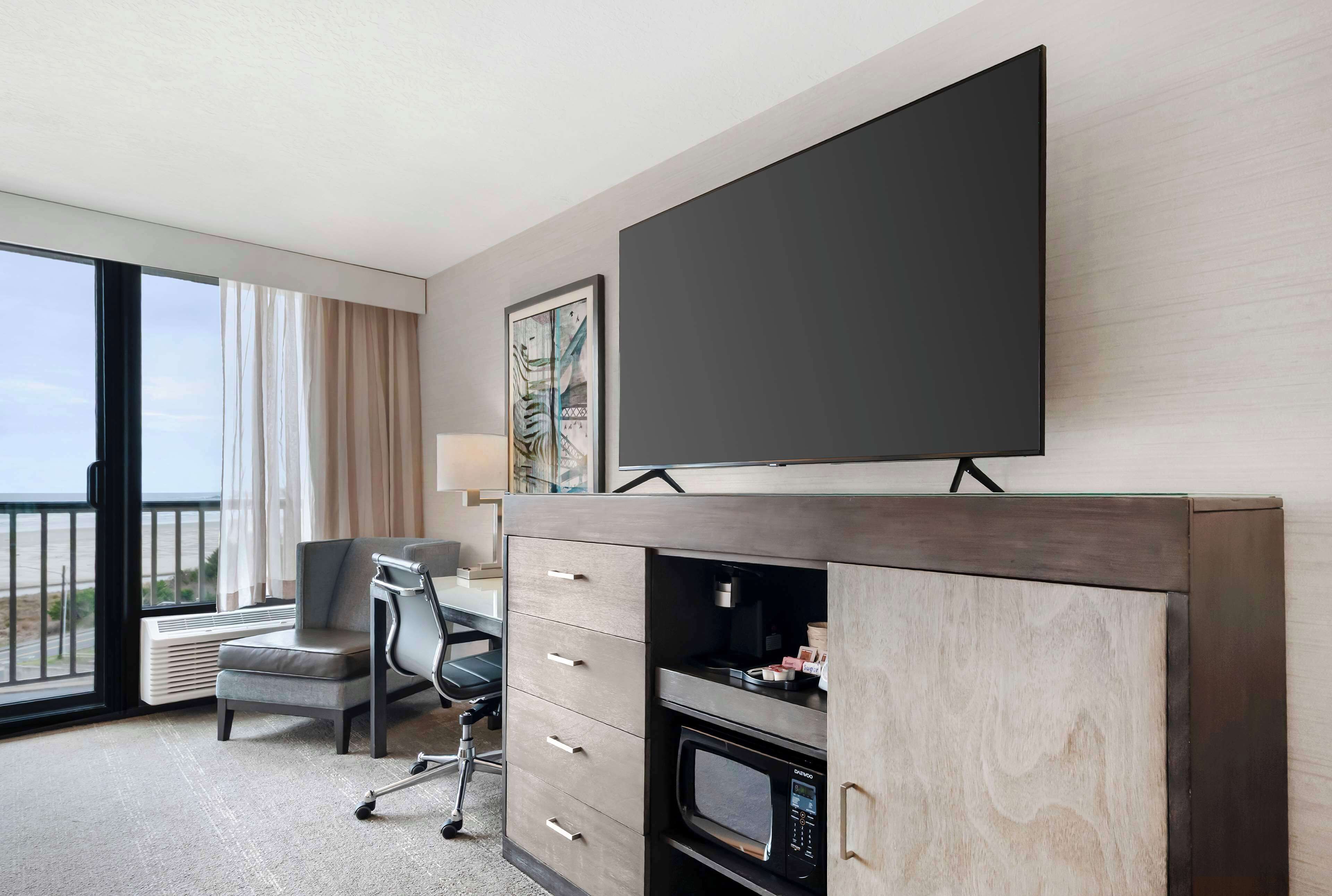 Standardzimmer, 1 Queen-Bett, Kühlschrank und Mikrowelle, Meerseite (Non Pet Friendly) | Zimmersafe, Schreibtisch, laptopgeeigneter Arbeitsplatz