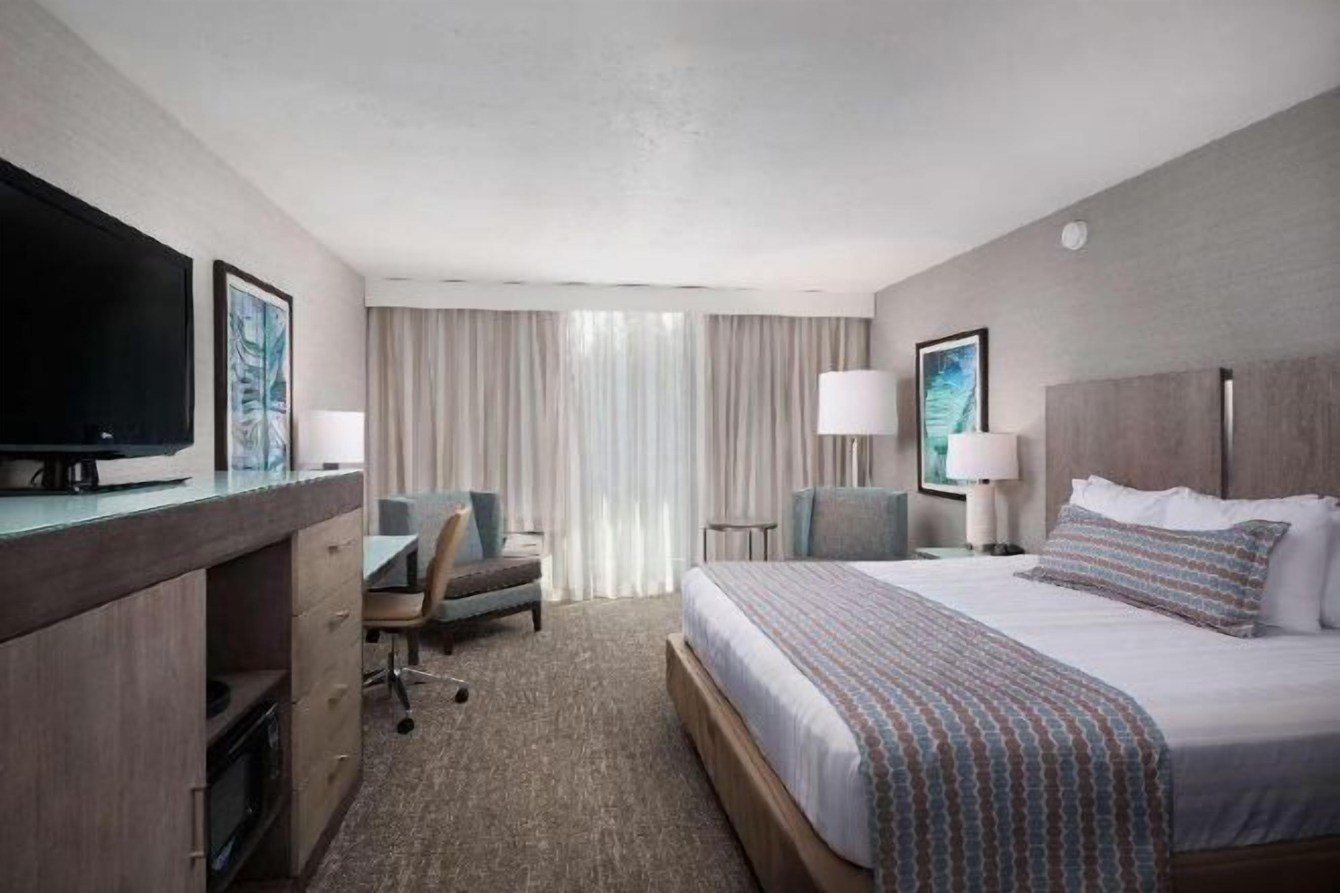 Safe på rommet, skrivebord og skrivebord for bærbar PC