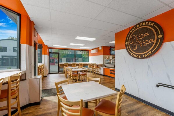Déjeuner, dîner et souper servis sur place