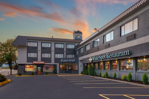 A hotel with a Days Inn and a White Spot Restaurant. - Days Inn by Wyndham Terrace (Terrace)