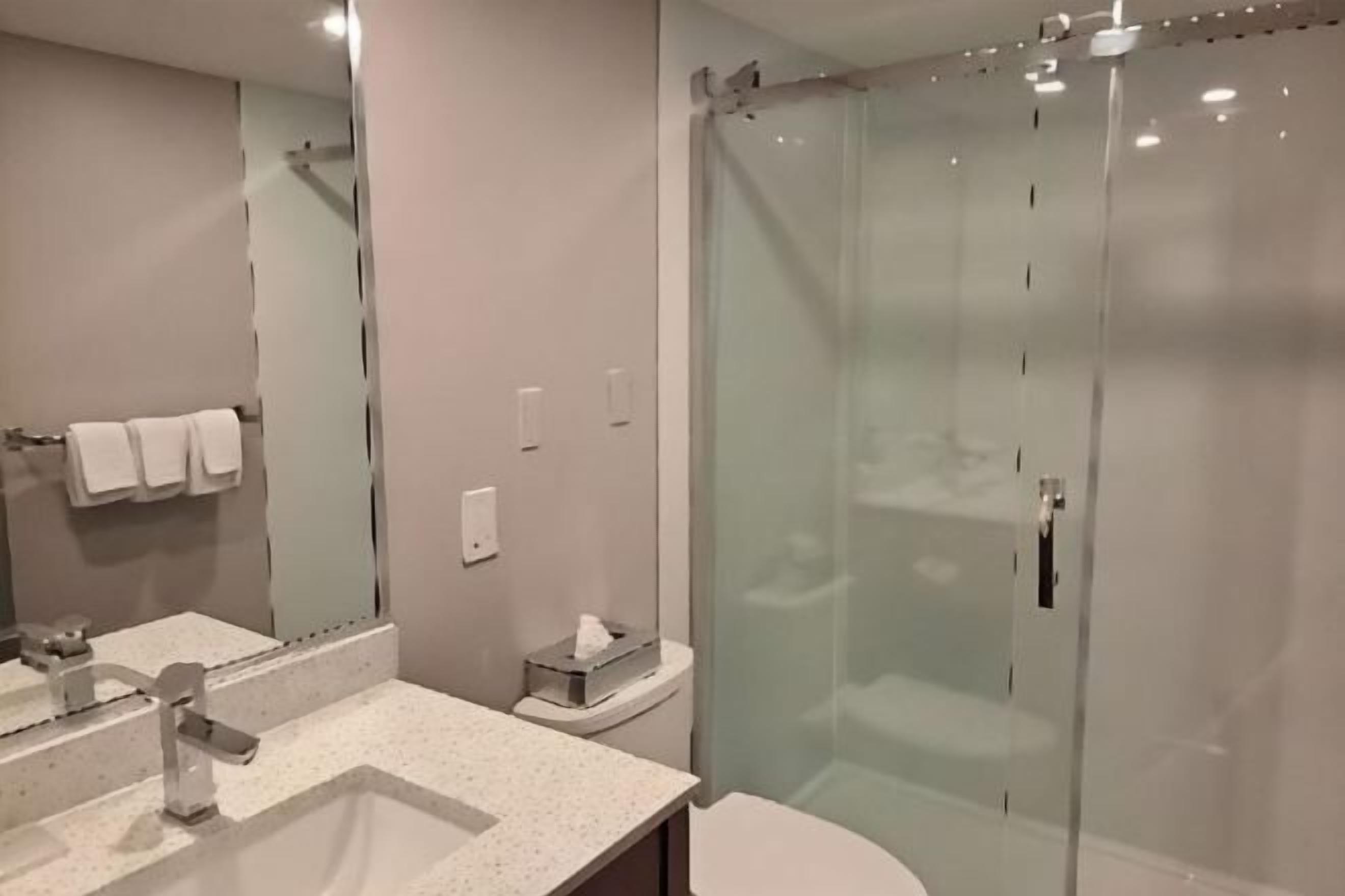 Articles de toilette écologiques, séchoir à cheveux, serviettes fournies