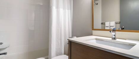 Un baño moderno con bañera, inodoro y lavamanos.