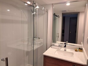 Executive Room, 1 King Bed, Non Smoking (Shower Only) | Bathroom | Eco-friendly toiletries, hair dryer, towels, soap - Best Western Plus Vancouver Airport Hotel (Vancouver)