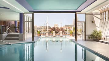 Piscine couverte, piscine extérieure, chaises longues