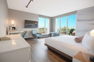 Quarto premium, 1 cama King (Coast Premium King) | Roupas de cama antialérgicas, cofres nos quartos, escrivaninha