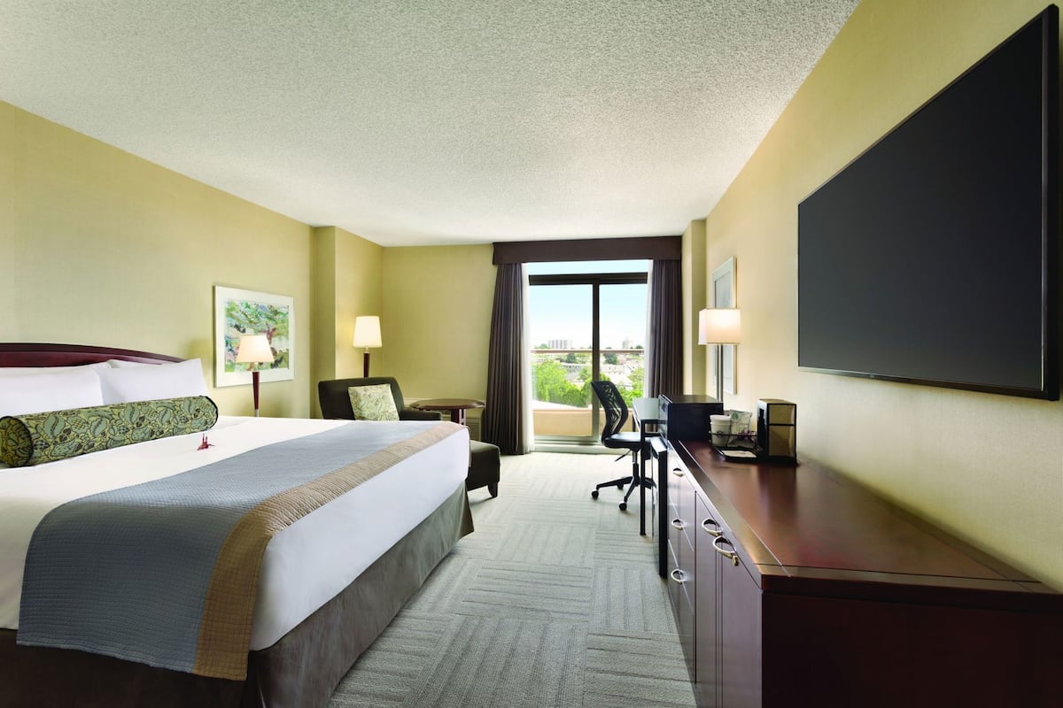 Hypo-allergenic bedding, in-room safe, desk, laptop workspace