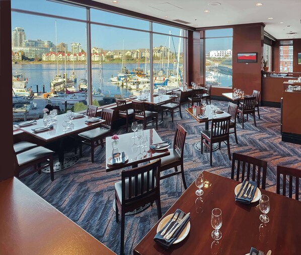 Breakfast and dinner served, seafood - Coast Victoria Hotel & Marina by APA (Victoria)