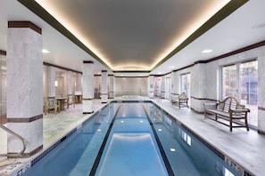 Piscina interna, piscina externa sazonal, guarda-sóis, espreguiçadeiras