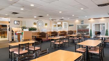 朝食、ランチ、ディナーに営業 (アメリカ料理)