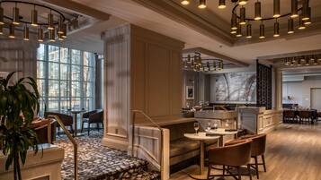 Frokost, lunsj og middag serveres, lokale retter