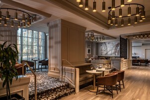 Se sirven desayunos, almuerzos y cenas; cocina local