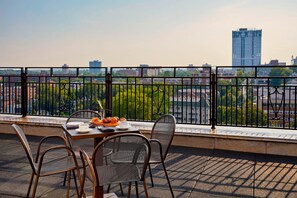 Stúdíósvíta - 1 stórt tvíbreitt rúm með svefnsófa - svalir - borgarsýn (Balcony) | Útsýni úr herberginu