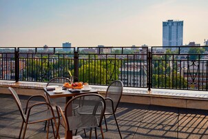 Suite estudio, 1 cama de matrimonio grande con sofá cama, balcón, vistas a la ciudad (Balcony) | Vistas desde la habitación