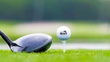 Un club de golf et une balle de golf sur un terrain de golf.