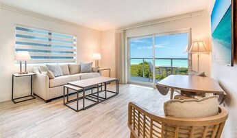 高档床上用品、客房内保险箱、办公桌、熨斗/熨衣板