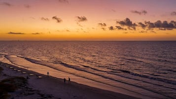 Pantai pribadi, kursi berjemur, payung pantai, dan handuk pantai