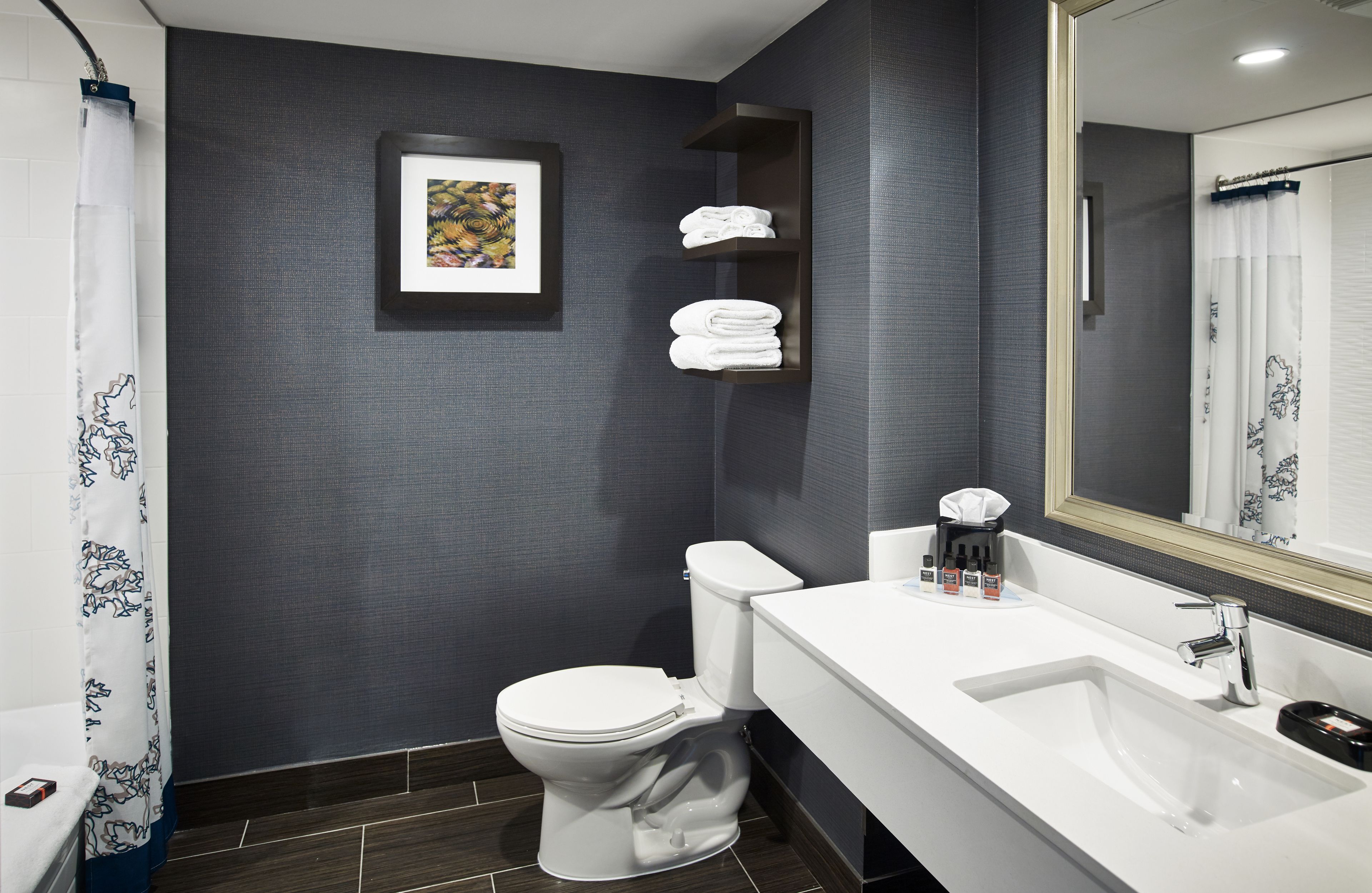 combined shower/bathtub, hair dryer, towels