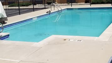 Una piscina al aire libre de temporada