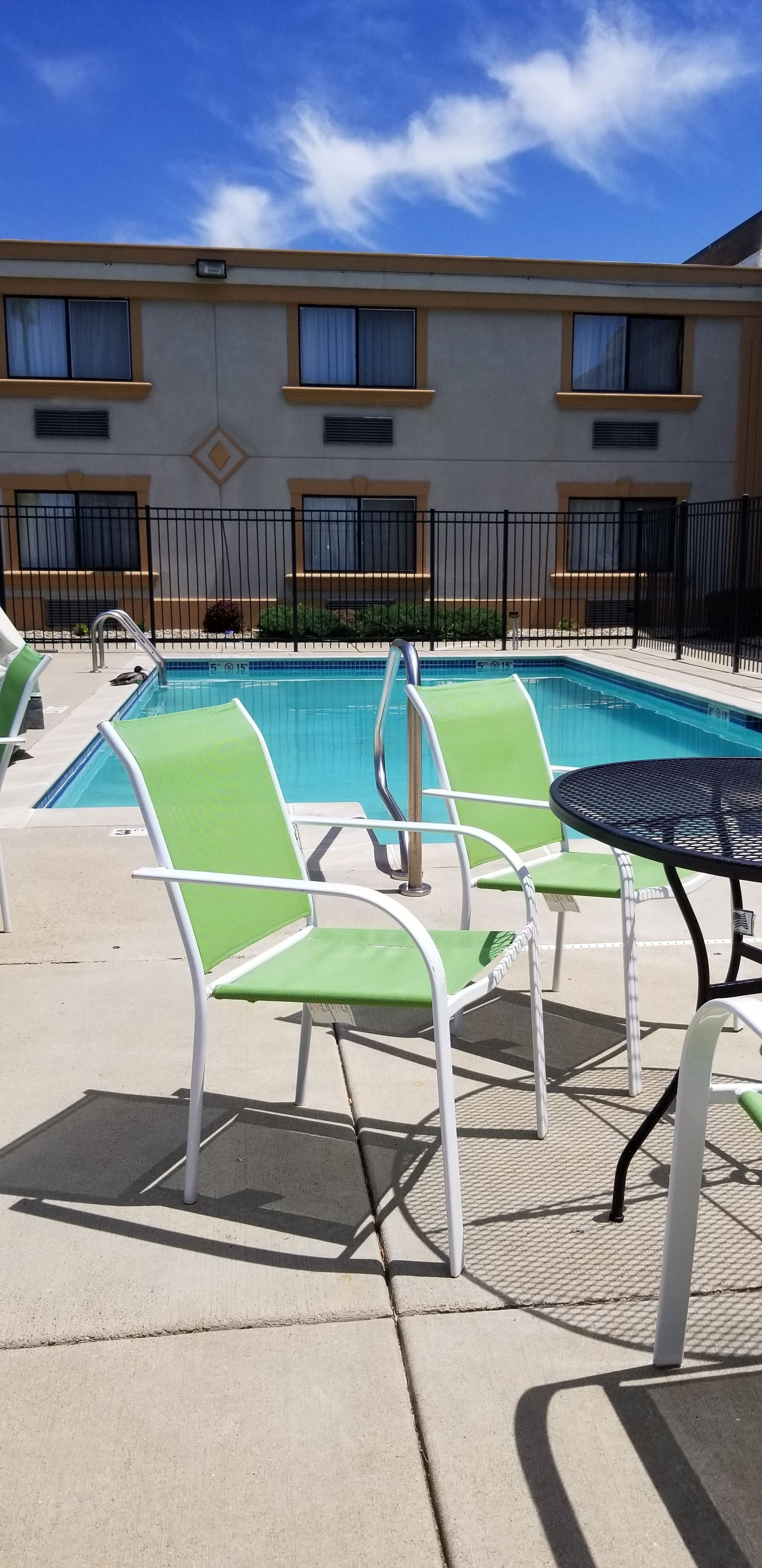 季节性开放的室外游泳池