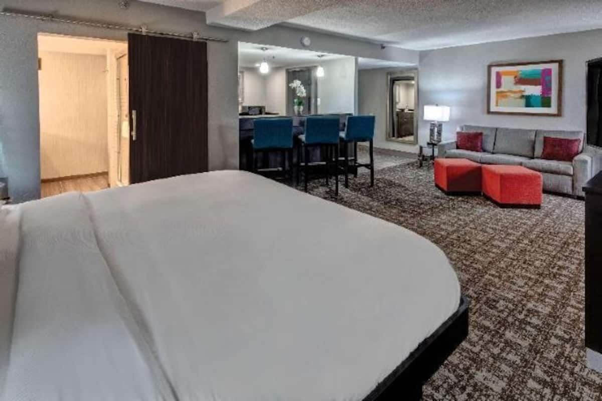 Premium bedding, pillow-top beds, in-room safe, desk