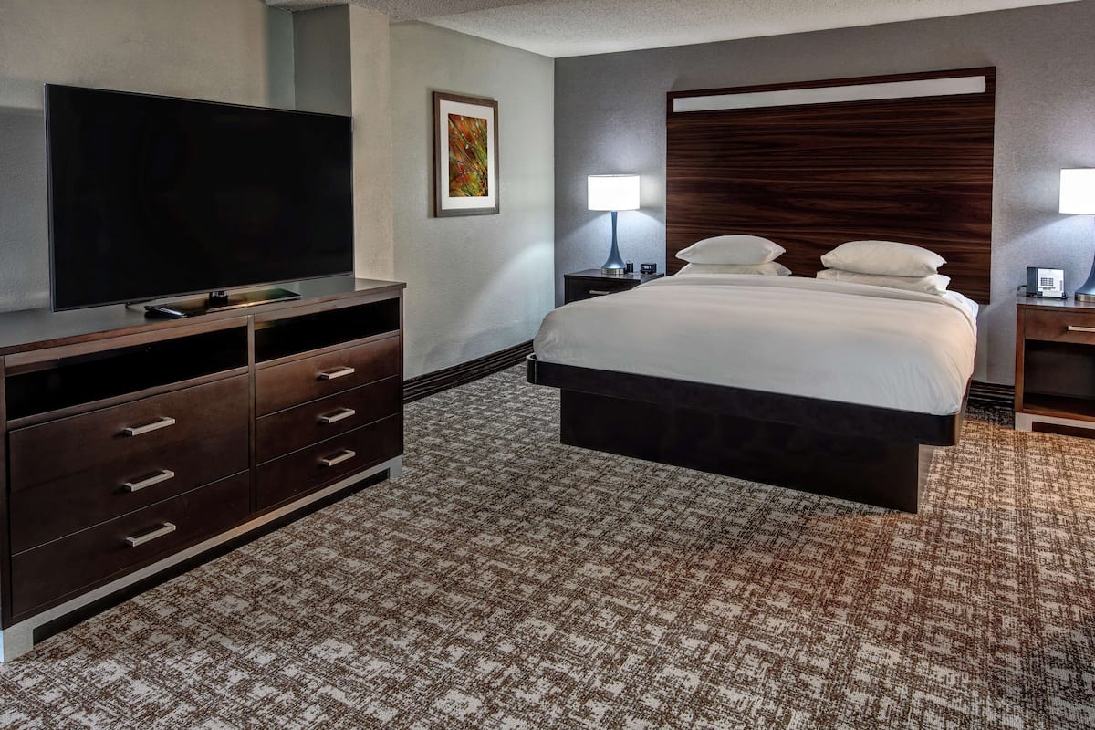 junior suite, 1 king bed, non smoking | premium bedding, pillow-top beds, in-room safe, desk