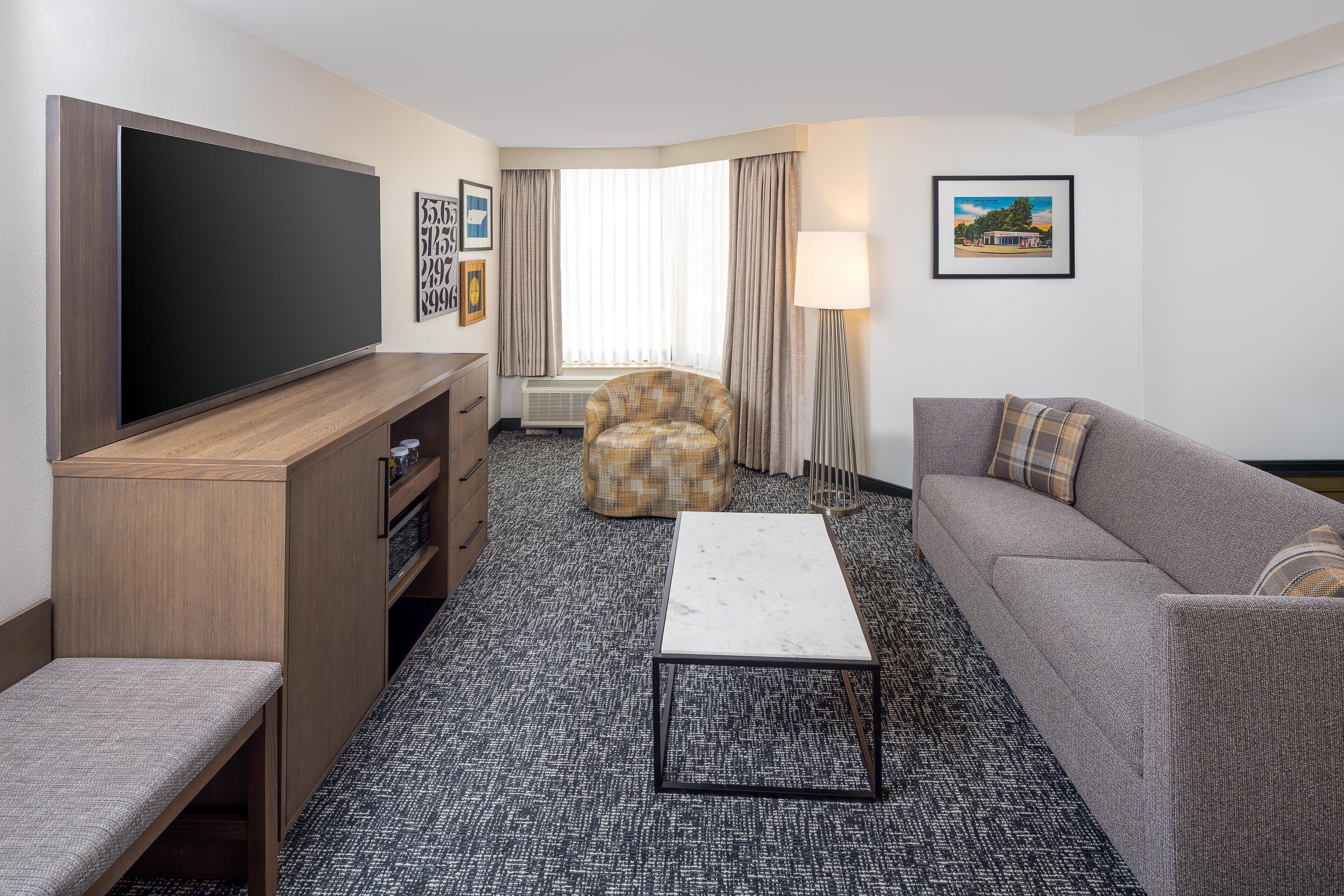 Junior Suite, 1 King Bed, Non Smoking | Living area