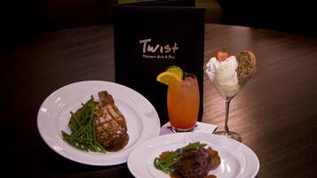 Een menukaart met de naam 'Twist Midtown Grill & Bar', met twee borden eten en een drankje.