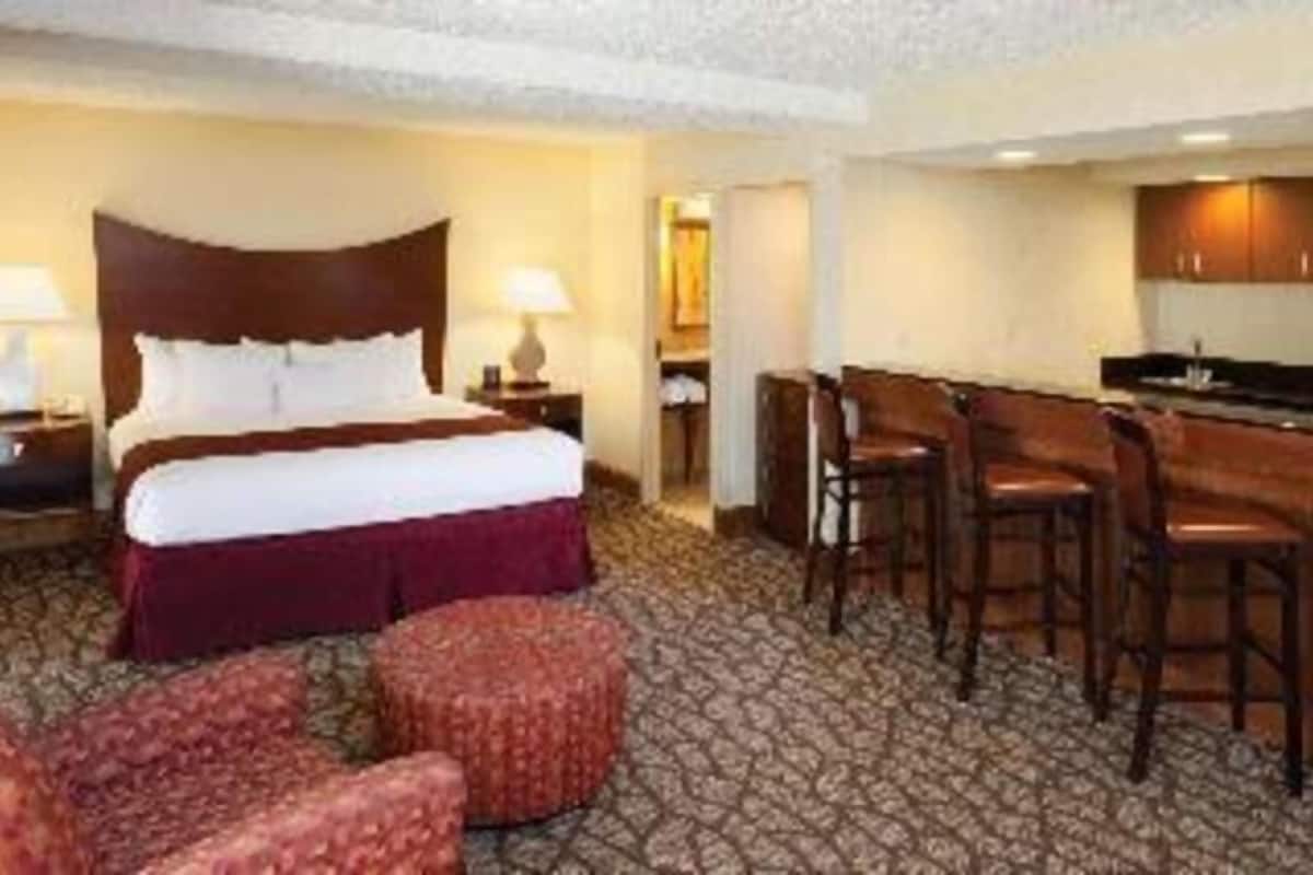 Premium bedding, pillow-top beds, in-room safe, desk