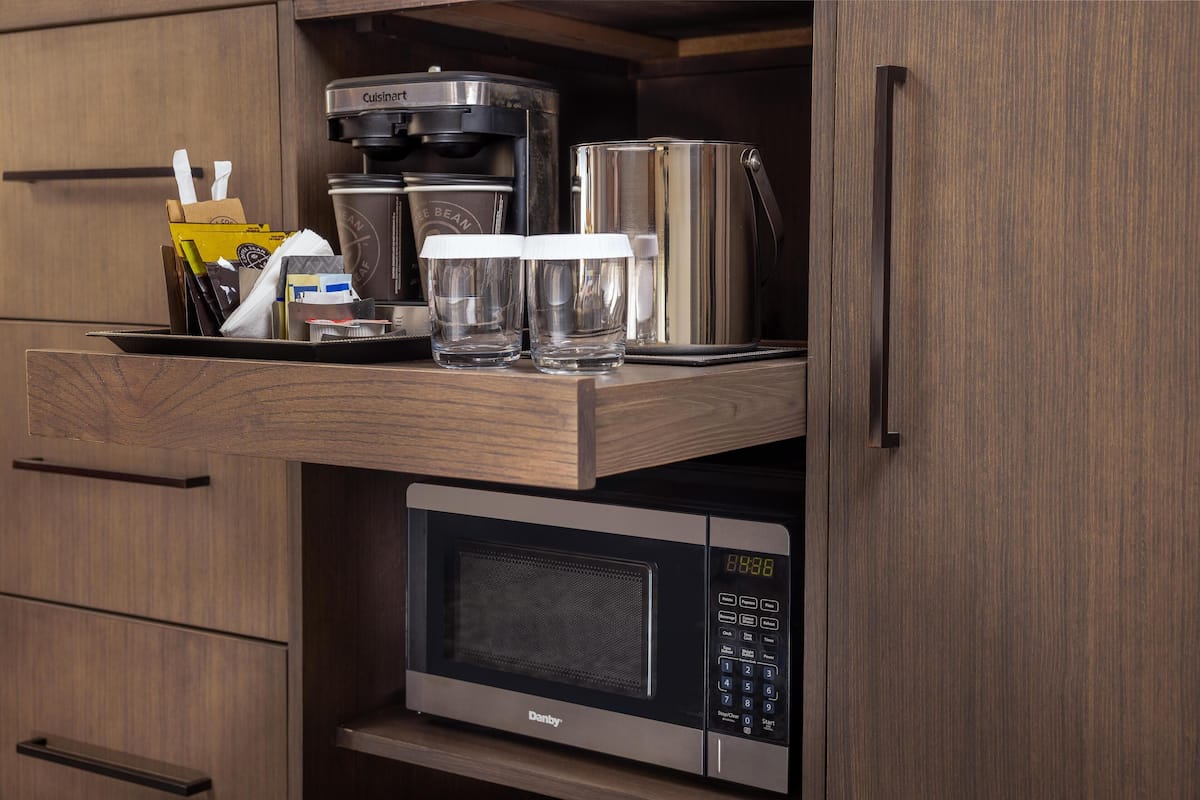 Refrigerador, microondas y cafetera y tetera