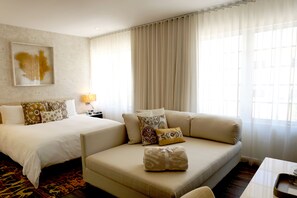 1 bedroom, Egyptian cotton sheets, premium bedding, down comforters