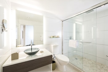 Superior Deluxe Suite | Bathroom | Shower, rainfall showerhead, designer toiletries, hair dryer at The Marlin Hotel
