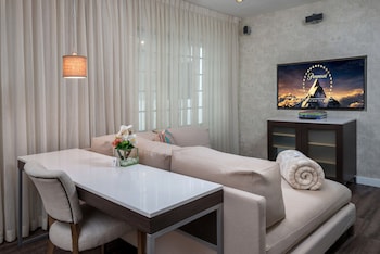 Superior Deluxe Suite | Egyptian cotton sheets, premium bedding, down comforters, minibar at The Marlin Hotel