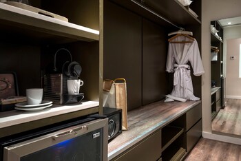 Superior Deluxe Suite | Room amenity at The Marlin Hotel