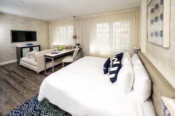 Deluxe Studio | Egyptian cotton sheets, premium bedding, down comforters, minibar at The Marlin Hotel
